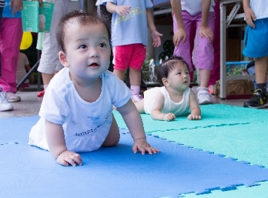 Babies’ crawling competition
