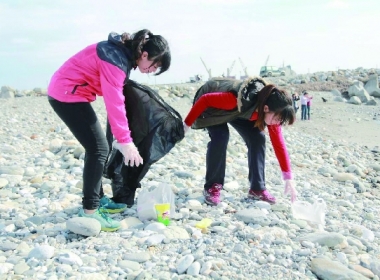 CGM memebers picking up trash on the beach of Hualien